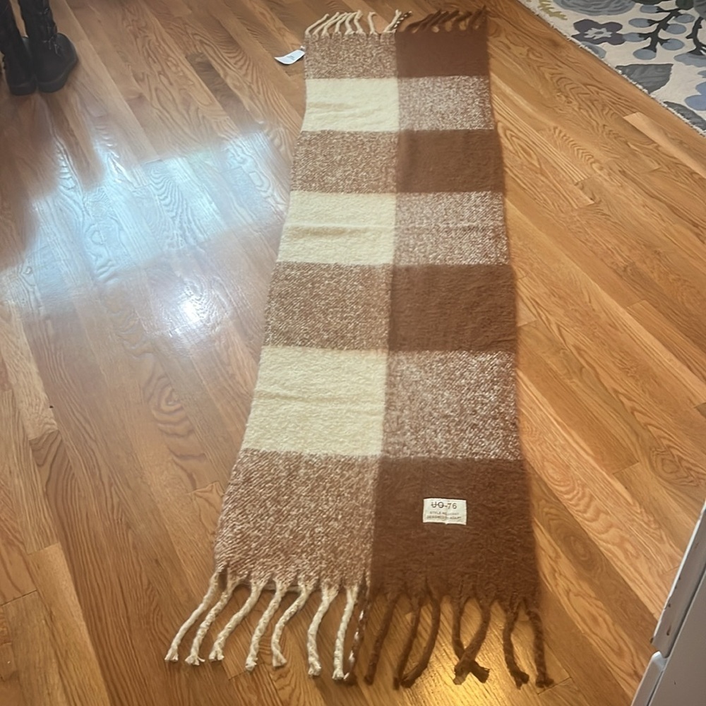 Urban Outfitters Fuzzy Blanket Scarf Wrap Brown Cream  NWT - Picture 3 of 10